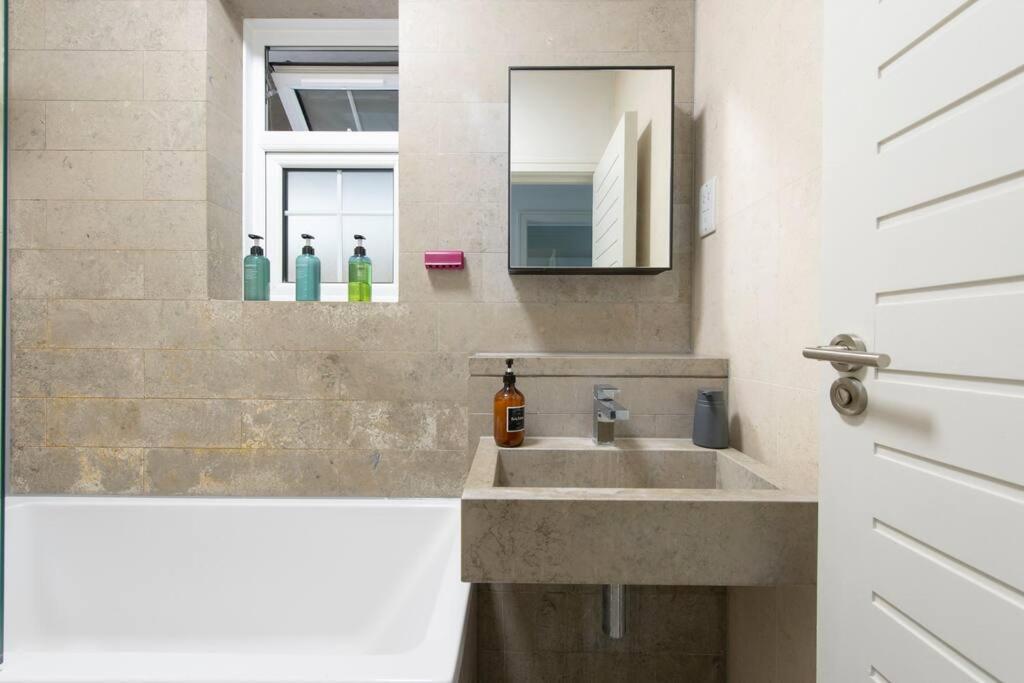 2 Bedroom Modern Urban Sanctuary 1Cc - Cherrydeal Londra Esterno foto